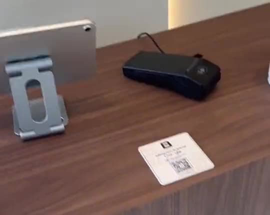 Une plaque Filiore posée sur un comptoir, à côté du terminal de paiement