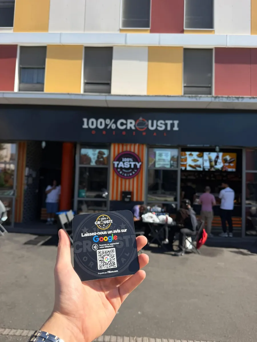 Plaque Avis Google noire de 100% Crousti tenue devant le restaurant